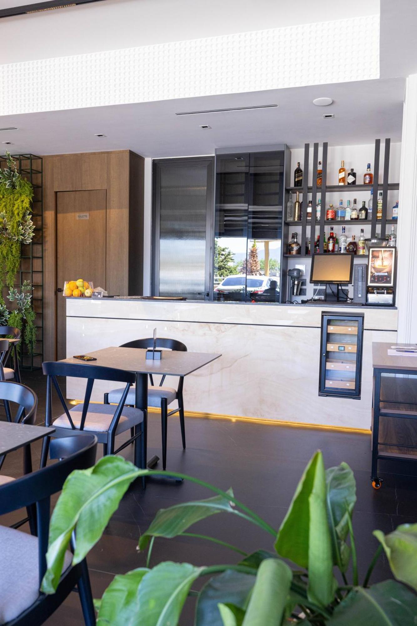Diora'S Hotel And Apartments Vlore Ngoại thất bức ảnh